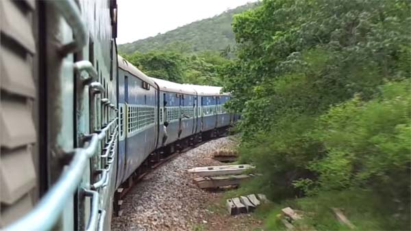 రైల్వే ట్రాక్‌ పై వైరల్ వీడియో చేసిన బి-టెక్ విద్యార్థి తరువాత ఏమి జరిగిందంటే!