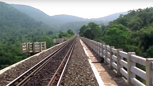 రైల్వే ట్రాక్‌ పై వైరల్ వీడియో చేసిన బి-టెక్ విద్యార్థి తరువాత ఏమి జరిగిందంటే!