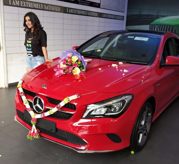 నభా నటేష్ కొత్త కారు.. పిచ్చెక్కించే ఫోజులతో ఇస్మార్ట్ హీరోయిన్