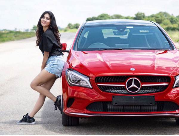 నభా నటేష్ కొత్త కారు.. పిచ్చెక్కించే ఫోజులతో ఇస్మార్ట్ హీరోయిన్