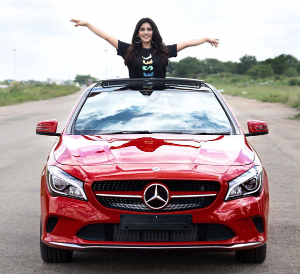 నభా నటేష్ కొత్త కారు.. పిచ్చెక్కించే ఫోజులతో ఇస్మార్ట్ హీరోయిన్