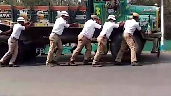 రహదారిపై ఉన్న ట్రక్కును నెట్టిన హైదరాబాద్ పోలీసులు : ఎందుకంటే...?