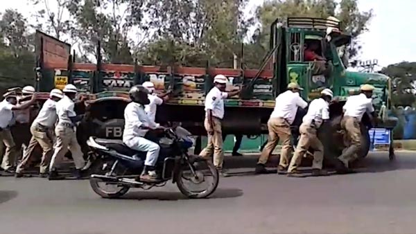 రహదారిపై ఉన్న ట్రక్కును నెట్టిన హైదరాబాద్ పోలీసులు : ఎందుకంటే...?