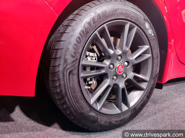 విపణిలోకి జాగ్వార్ ఎక్స్ఇ లగ్జరీ సెడాన్.. ధర రూ. 44.98 లక్షలు