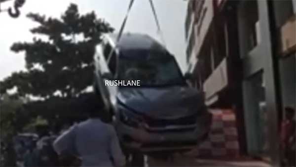 కియా సెల్టోస్ ముంబైలోని డీలర్షిప్ యొక్క మొదటి అంతస్తునుండి పడిపోయిన వీడియో