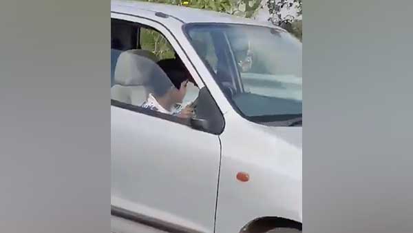 రింగ్ రోడ్‌లో 10 ఏళ్ల పిల్లవాడు కారు డ్రైవ్ చేస్తుండగా గుర్తించారు: వారికి విధించిన కాప్స్ ఇష్యూ చలాన్ [వీడియో].