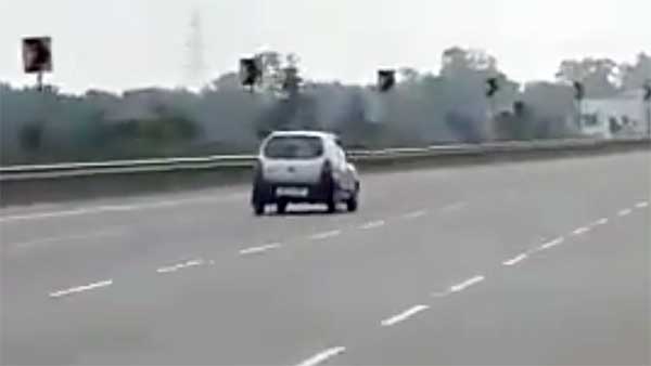 రింగ్ రోడ్‌లో 10 ఏళ్ల పిల్లవాడు కారు డ్రైవ్ చేస్తుండగా గుర్తించారు: వారికి విధించిన కాప్స్ ఇష్యూ చలాన్ [వీడియో].