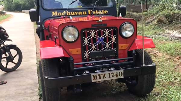 మహీంద్రా జీప్ 50 వ పుట్టినరోజు జరిపిన తండ్రి, కొడుకులు.... నగరంలో స్వీట్లు పంపిణీ 