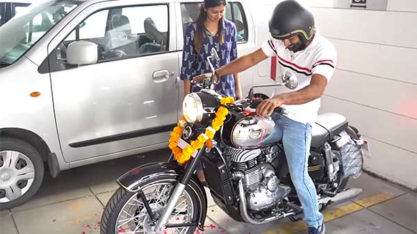 భర్తకు జావా క్లాసిక్ బైక్ ని బహుమతిగా ఇచ్చి సర్ప్రైజ్ చేసిన భార్య 