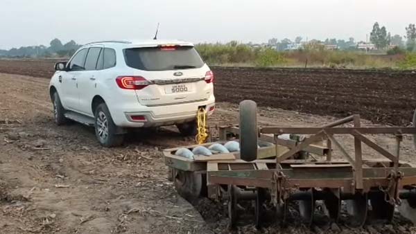 పొలాన్ని దున్నిన ఫోర్డ్ ఎండీవర్ లగ్జరీ ఎస్‌యూవీ [వీడియో]