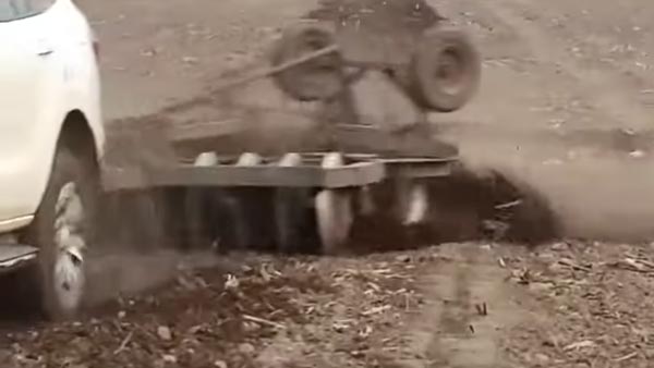 పొలాన్ని దున్నిన ఫోర్డ్ ఎండీవర్ లగ్జరీ ఎస్‌యూవీ [వీడియో]