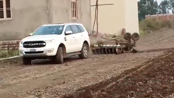 పొలాన్ని దున్నిన ఫోర్డ్ ఎండీవర్ లగ్జరీ ఎస్‌యూవీ [వీడియో]