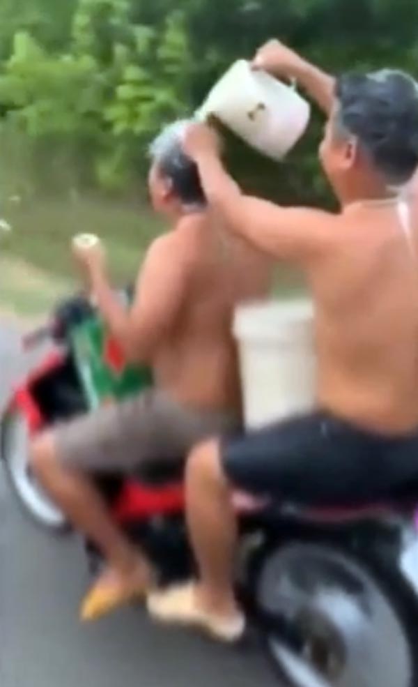 బైకుపై వెల్తూ స్నానం చేసే వారిని ఎక్కడైనా చూసారా, అయితే ఇప్పుడే చూడండి