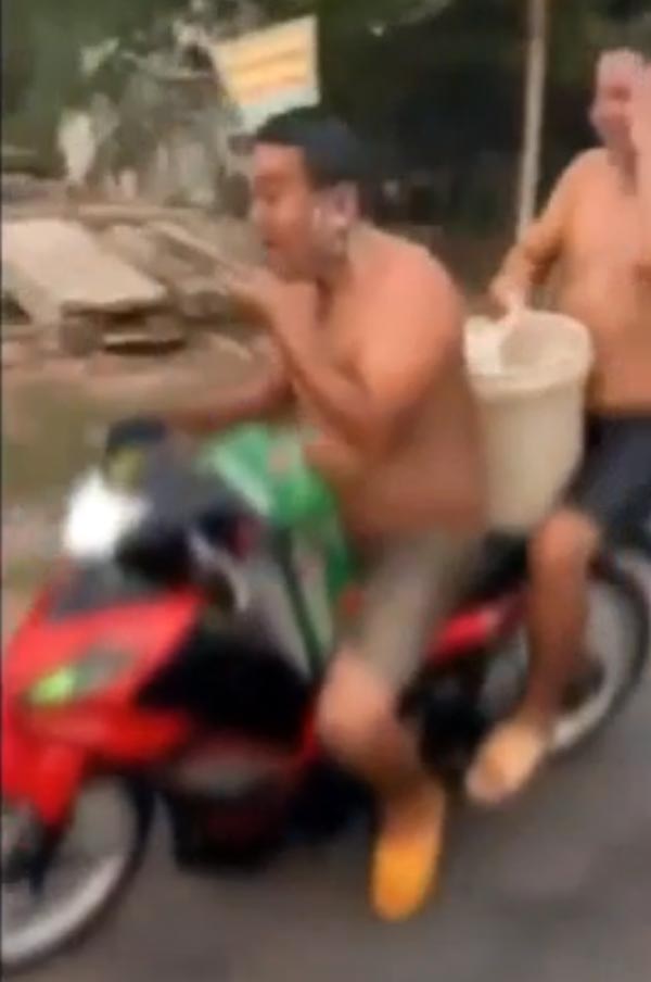 బైకుపై వెల్తూ స్నానం చేసే వారిని ఎక్కడైనా చూసారా, అయితే ఇప్పుడే చూడండి