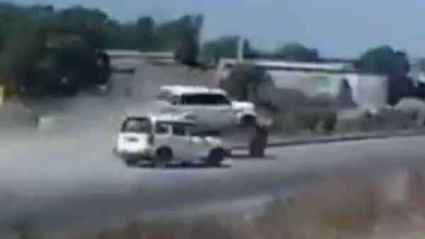 అధిక వేగంతో డివైడర్‌ని తాకి, బైక్‌పైకి దూసుకెళ్లిన మహీంద్రా స్కార్పియో