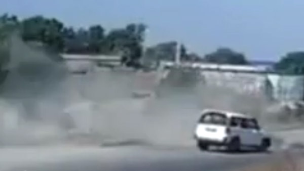 అధిక వేగంతో డివైడర్‌ని తాకి, బైక్‌పైకి దూసుకెళ్లిన మహీంద్రా స్కార్పియో