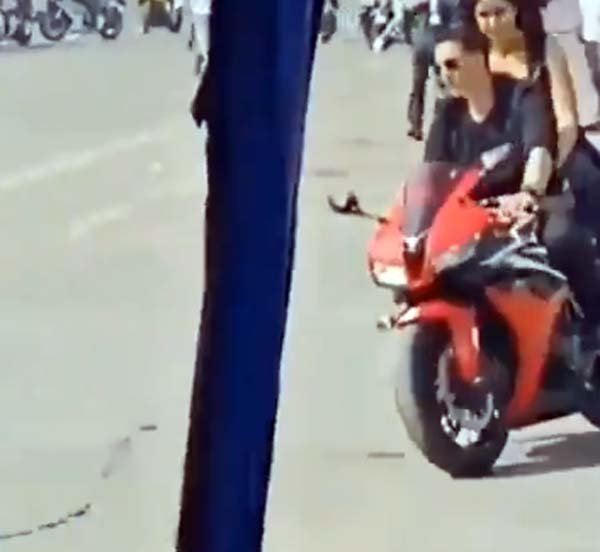 హెల్మెట్ లేకుండా బైక్ రైడింగ్ చేసిన అక్షయ్ కుమార్.. ఎందుకిలా చేసాడో చూడండి