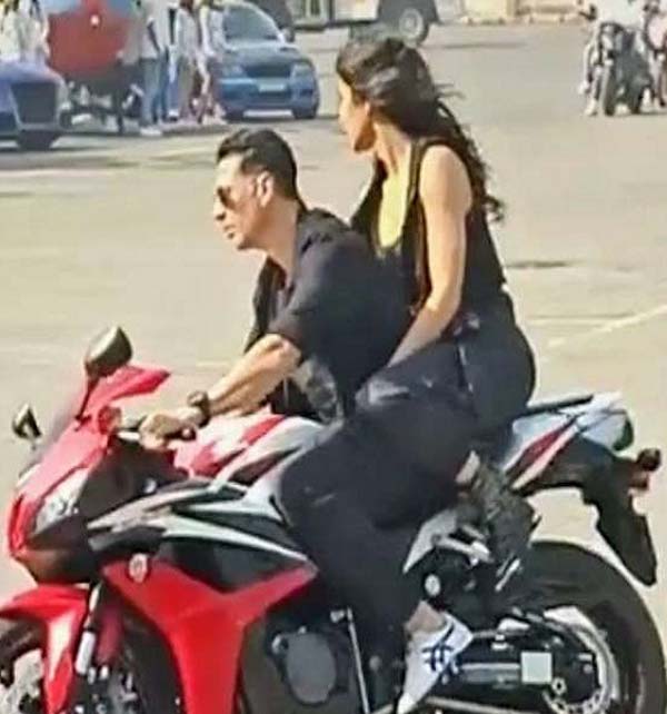 హెల్మెట్ లేకుండా బైక్ రైడింగ్ చేసిన అక్షయ్ కుమార్.. ఎందుకిలా చేసాడో చూడండి