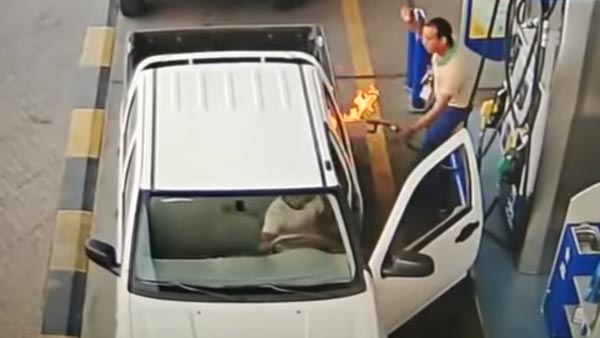 పెట్రోల్ బంక్ లో మీ కార్ డోర్స్ ఓపెన్ చేయకండి, చేస్తే ఏమవుతుందో (వీడియో) చూడండి