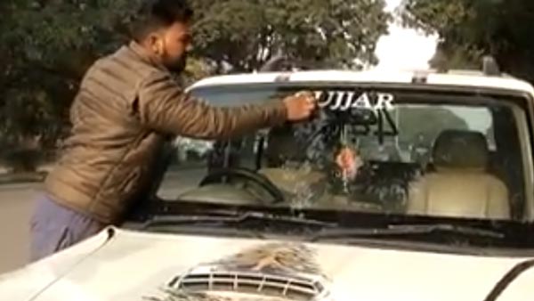 ఇక వాహనాలపై స్టిక్కరు వేస్తే కఠిన చర్యలు తప్పవంటున్న పోలీసులు, ఎక్కడంటే..