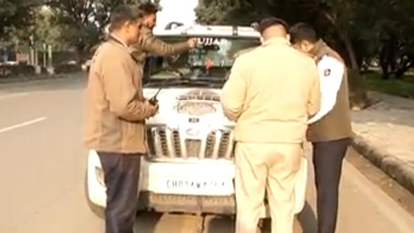 ఇక వాహనాలపై స్టిక్కరు వేస్తే కఠిన చర్యలు తప్పవంటున్న పోలీసులు, ఎక్కడంటే..