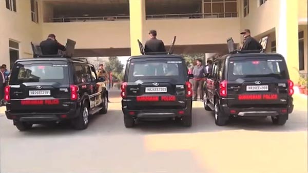 పోలీసులకే కార్లను గిఫ్ట్ గా ఇచ్చిన డిఎల్ఎఫ్ ఫౌండేషన్.. ఎందుకో మరి మీరే చూడండి