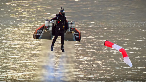 గాలిలో 6,000 అడుగుల ఎత్తు ఎగిరి ప్రపంచ రికార్డు సాధించిన వ్యక్తి ఇతడే