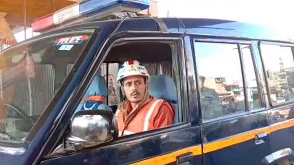 ట్రాఫిక్ సమస్య చెప్పిన వ్యక్తిని ట్రాఫిక్ పోలీస్ చేశారు, ఎక్కడో తెలుసా..!