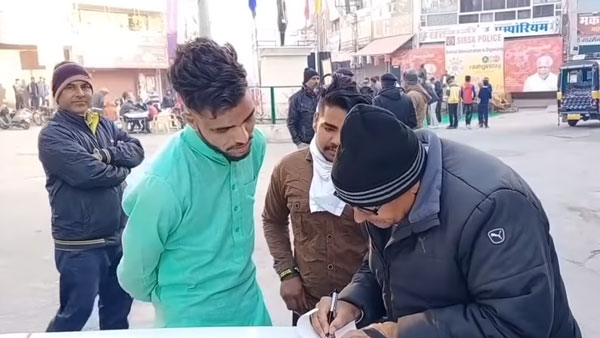 రాయల్ ఎన్ఫీల్డ్ రైడర్ కి రూ. 23,000 జరిమానా విధించిన పోలీసులు, ఎందుకంటే.. ? రాయల్ ఎన్ఫీల్డ్ రైడర్ కి రూ. 23,000 జరిమానా విధించిన పోలీసులు, ఎందుకంటే.. ?