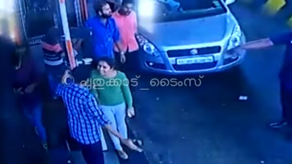 టోల్ ప్లాజా ఆపరేటర్ తో గొడవపడిన మహిళ.. ఎందుకో తెలుసా!