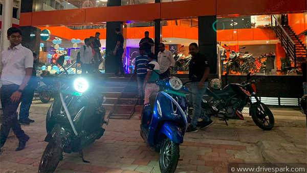 చేతక్ ఎలక్ట్రిక్ స్కూటర్ డెలివరీ ప్రారంభించిన బజాజ్