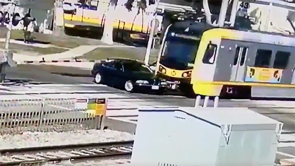 బిఎమ్‌డబ్ల్యూ కారుని ఢీ కొన్న ట్రైన్, తర్వాత ఎం జరిగిందంటే.. ?