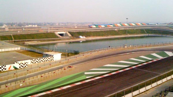 కరోనా ఎఫెక్ట్ : వలస కార్మికులకు వసతిగా మారిన బుద్ధ ఇంటర్నేషనల్ సర్క్యూట్