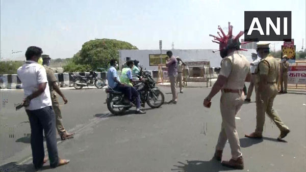 కరోనాపై అవగాహన కల్పించడానికి కరోనా హెల్మెట్ ధరించిన పోలీస్