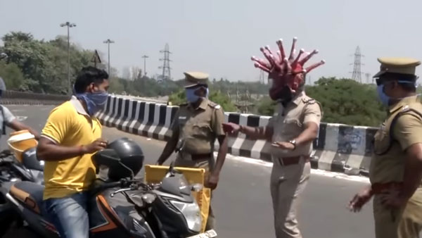కరోనాపై అవగాహన కల్పించడానికి కరోనా హెల్మెట్ ధరించిన పోలీస్