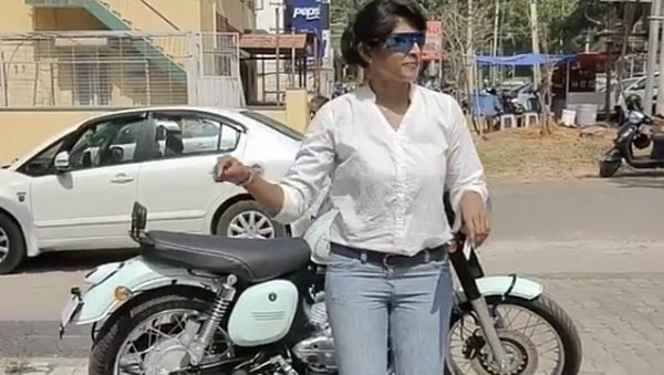 జావా 42 బైక్ డెలివరీ : ఆనందంలో మహిళ