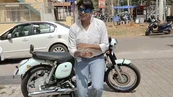 జావా 42 బైక్ డెలివరీ : ఆనందంలో మహిళ