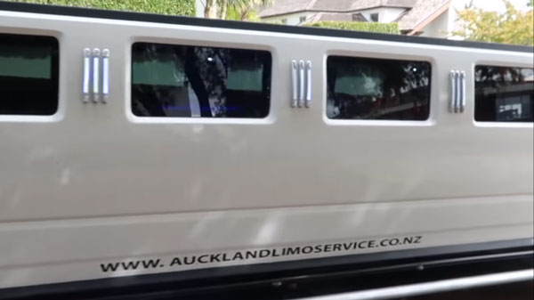 లిమోలిన్ కారులో ప్రయాణించిన భారతీయ కుటుంభం 