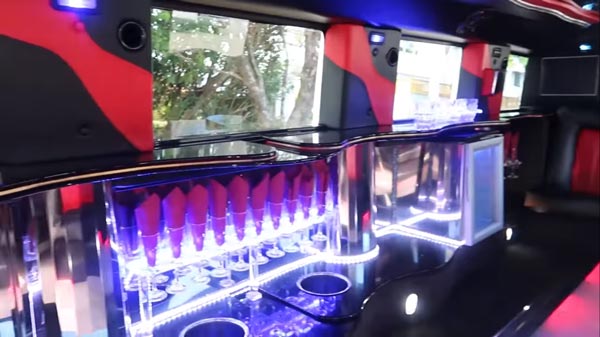 లిమోలిన్ కారులో ప్రయాణించిన భారతీయ కుటుంభం 