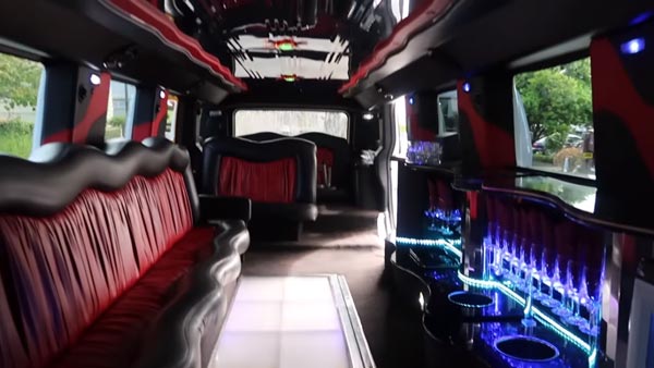 లిమోలిన్ కారులో ప్రయాణించిన భారతీయ కుటుంభం 