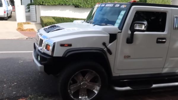 లిమోలిన్ కారులో ప్రయాణించిన భారతీయ కుటుంభం 