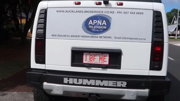 లిమోలిన్ కారులో ప్రయాణించిన భారతీయ కుటుంభం 