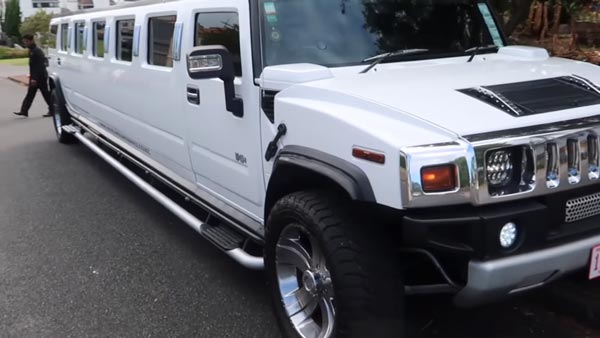 లిమోలిన్ కారులో ప్రయాణించిన భారతీయ కుటుంభం 