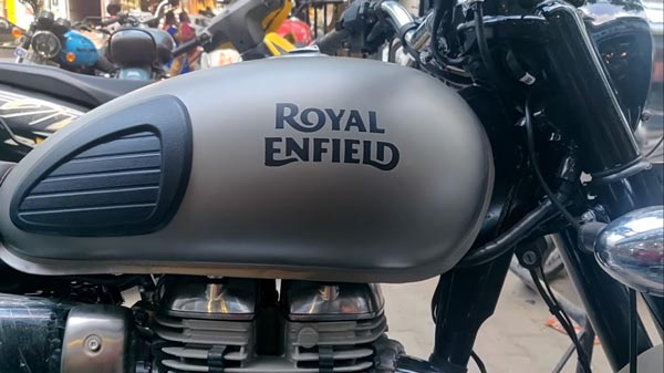 తండ్రికి రాయల్ ఎన్ఫీల్డ్ క్లాసిక్ 350 బైక్ గిఫ్ట్ గా ఇచ్చిన కొడుకు