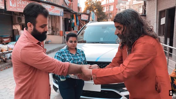 సర్ ప్రైస్‌ గిఫ్ట్ తో తండ్రిని ఆశ్చర్యపరిచిన యువకుడు