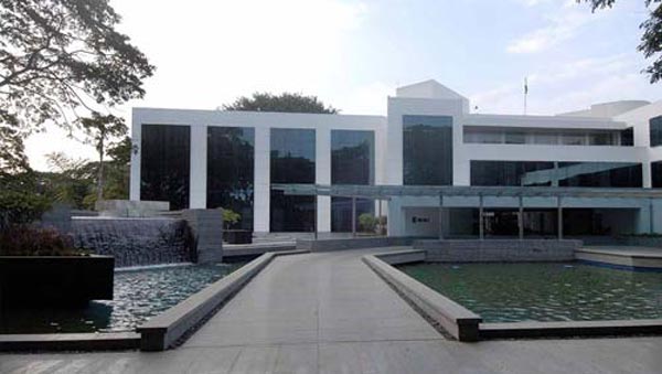 ఫ్రీ సర్వీస్ మరియు వారంటీ టైమ్ పొడిగించిన బజాజ్ 