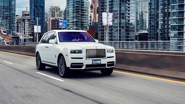 భార్యకు రోల్స్ రాయిస్ కారు గిఫ్ట్ గా ఇచ్చిన భర్త