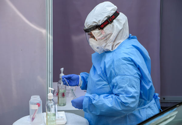 కరోనా రోగుల కోసం డ్రైవ్-త్రూ టెస్టింగ్ సౌకర్యం, ఎక్కడో తెలుసా..?