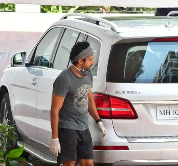 లాక్‌డౌన్‌ ఎఫెక్ట్ : నిత్యావసర వస్తువులు కొనడానికి వచ్చిన బాలీవుడ్ యాక్టర్