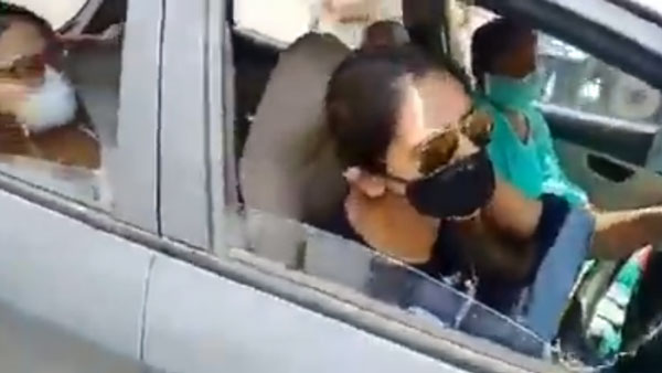 కారు పేపర్లు చూపమంటే రోడ్డు మీద పడి ఏడ్చిన అమ్మాయి : వీడియో